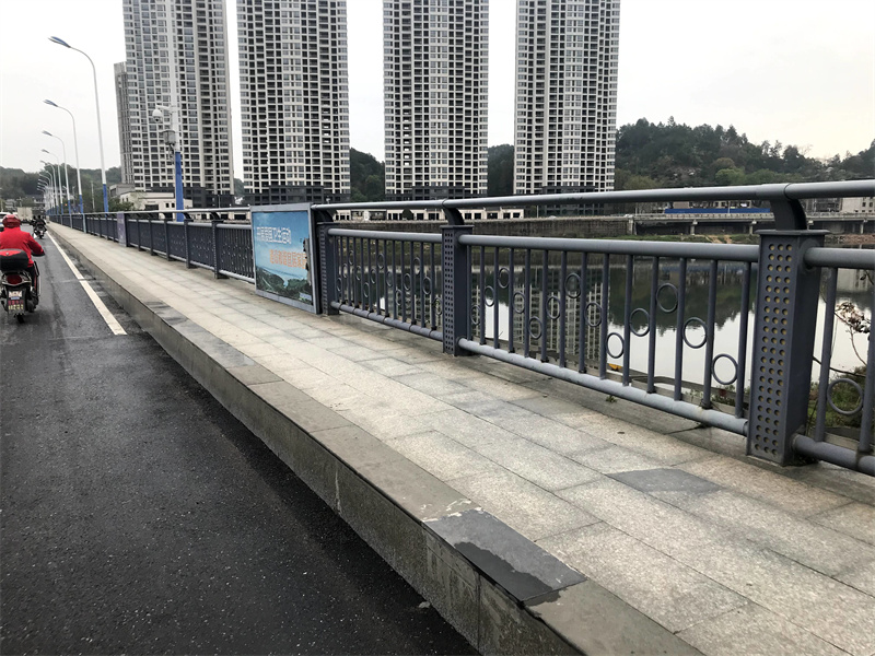 橋(qiao)樑(liang)護欄